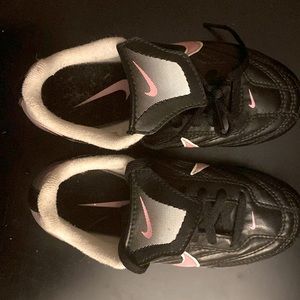 NIKE GIRLS Soccer Cleats SIZE 11C